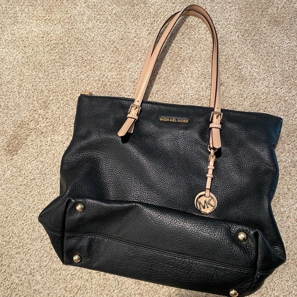 Michael Kors Handbags - MK Pebbled leather purse